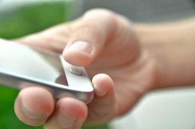 Comment des doigts sales peuvent réellement rendre plus difficile le déverrouillage de votre téléphone